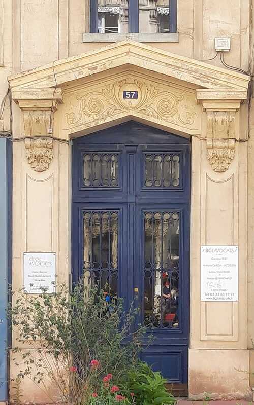 Crédit photo : cerema Immeuble de centre-ville, porte d’entrée